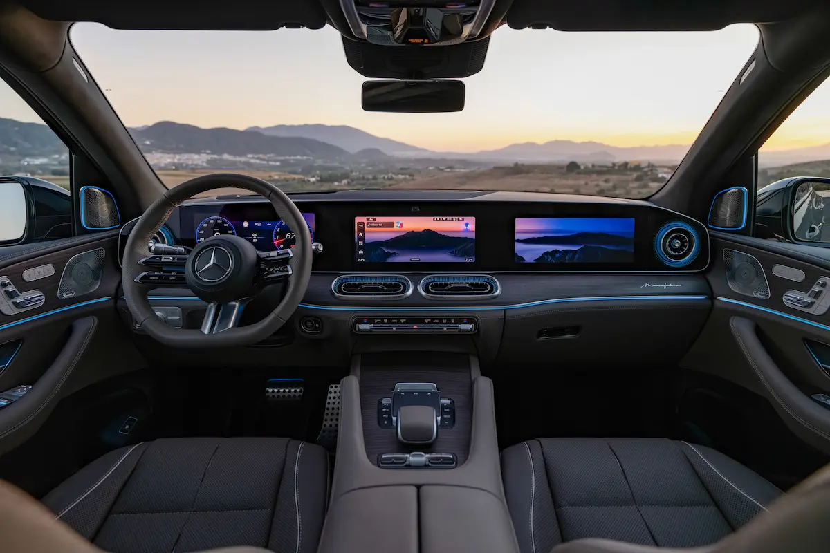 Mercedes GLS iç mekân MBUX Superscreen ekran yapısı