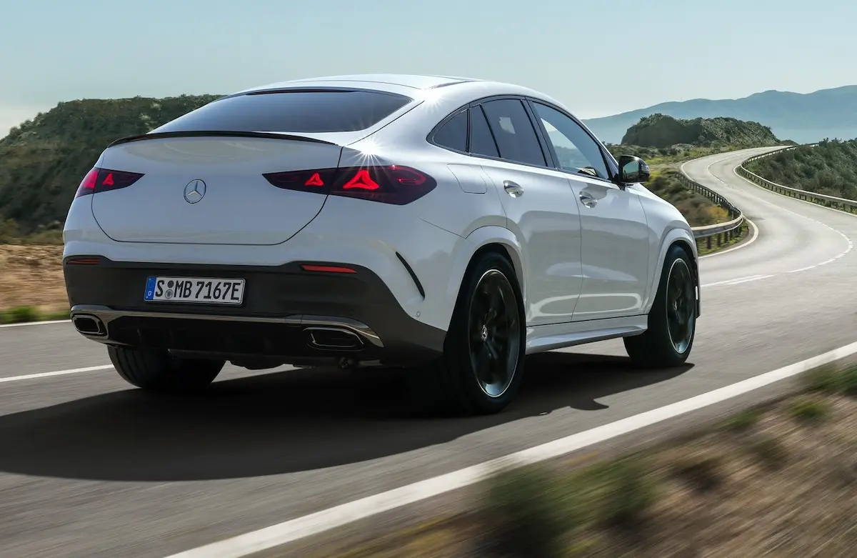 2027 Mercedes GLE arka tasarımında yıldız grafikli LED stop lambaları ve geniş SUV duruşu