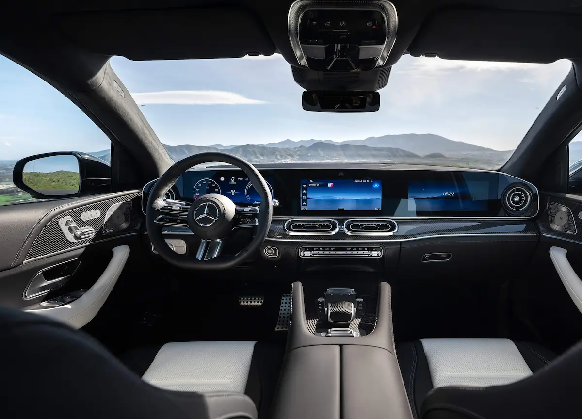 2027 Mercedes GLE iç mekanda üç ekranlı Superscreen ve dijital kokpit tasarımı