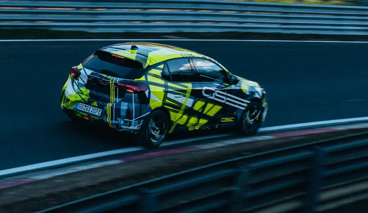 2026 Opel Corsa GSE modelinin virajda performans testinden bir an