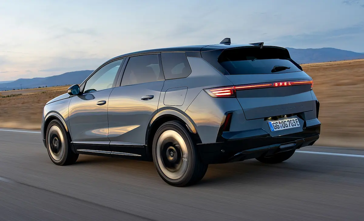 Opel Grandland Elektrik AWD arka tasarım