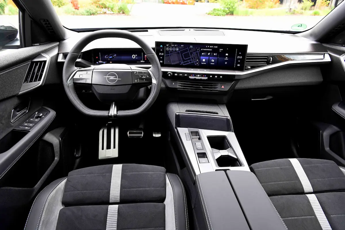 Opel Grandland Elektrik AWD iç tasarım
