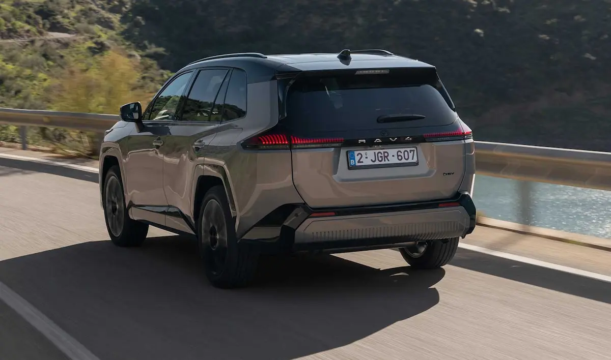 2026 Toyota RAV4 arka tasarım LED stop grubu ve geniş SUV duruşu