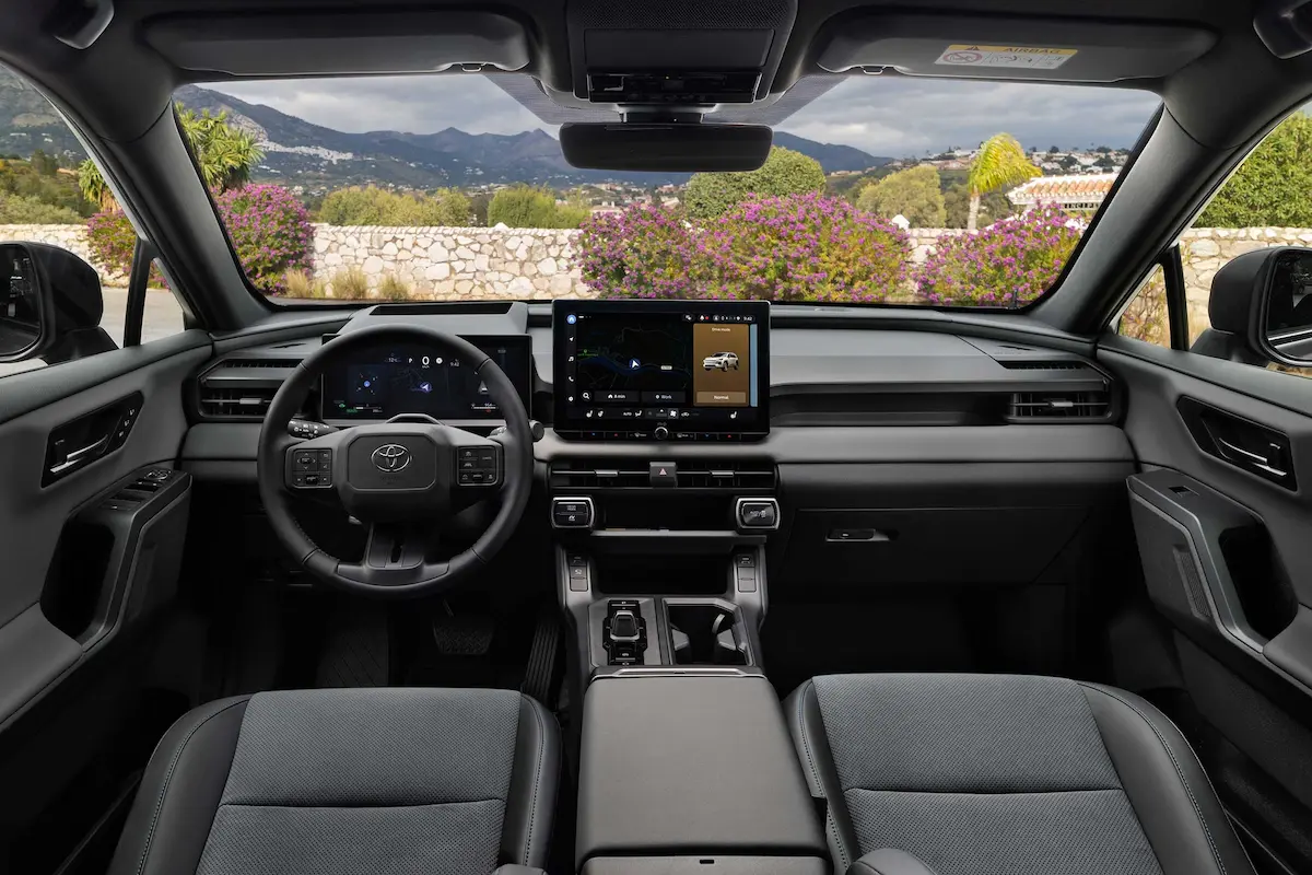 2026 Toyota RAV4 dijital kokpit ve 12.9 inç multimedya ekranı