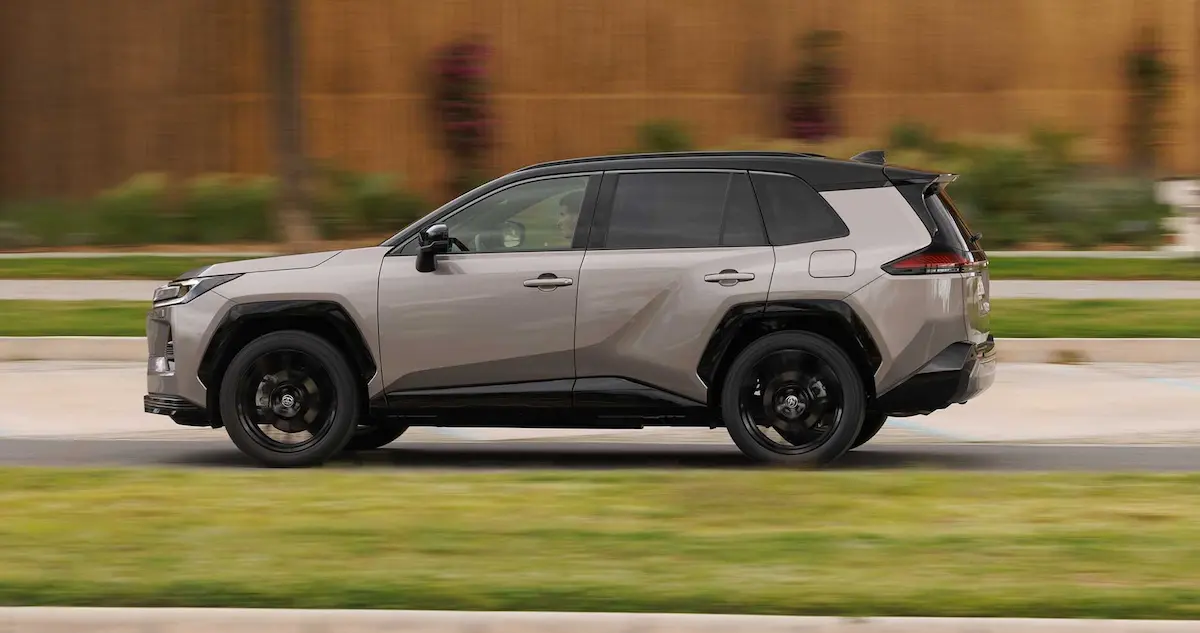 2026 Toyota RAV4 yan profil kaslı SUV tasarımı ve geniş çamurluk yapısı