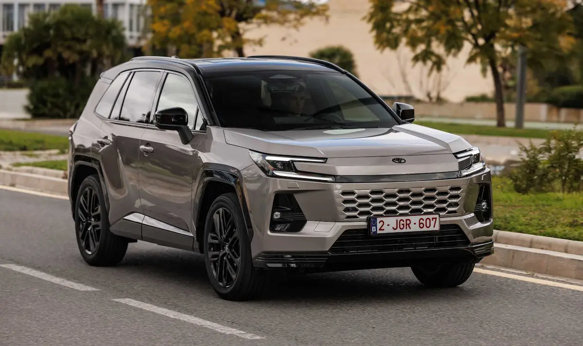 2026 Toyota RAV4 yeni nesil SUV modelinin keskin LED farlı ön tasarımı ve güçlü gövde yapısı