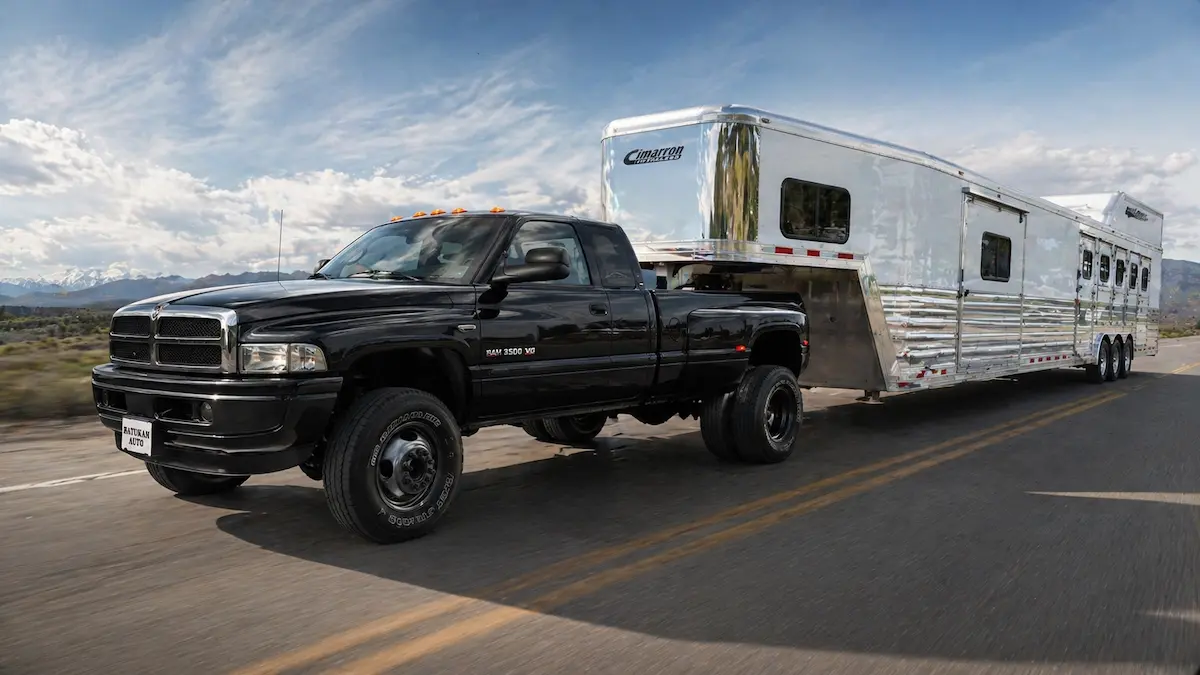 8.0 V10 Dodge Ram 3500 Tır Dorsesi Çekiyor