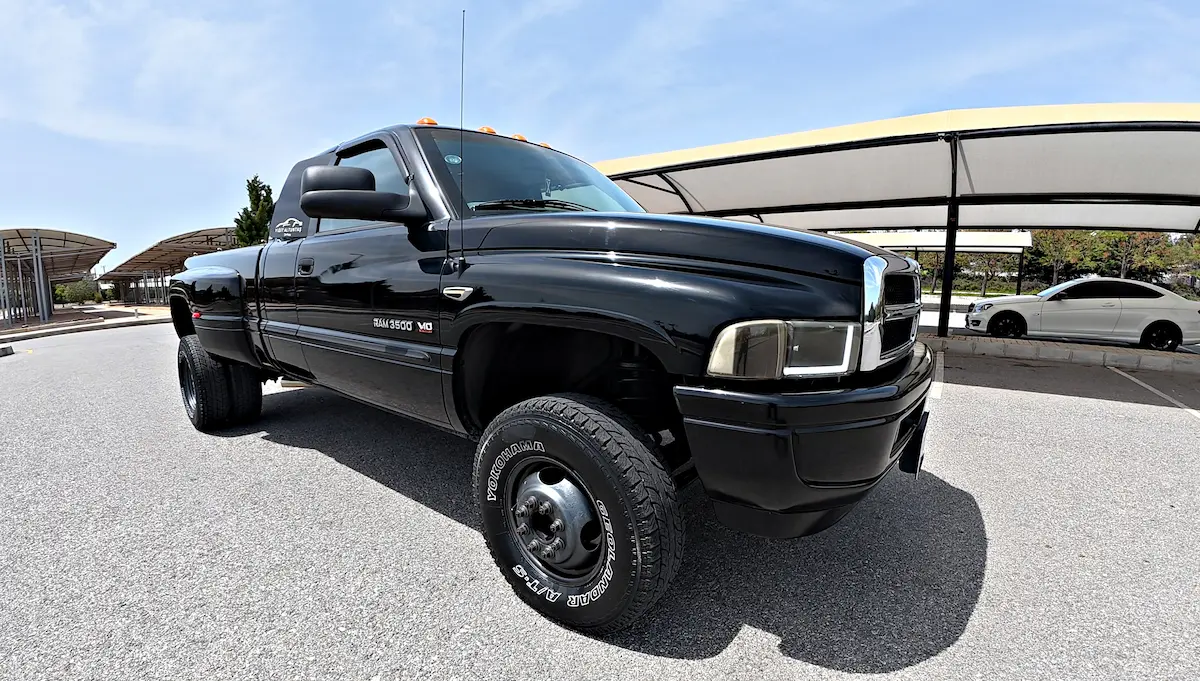 8.0 V10 Dodge Ram 3500 önden görünüm