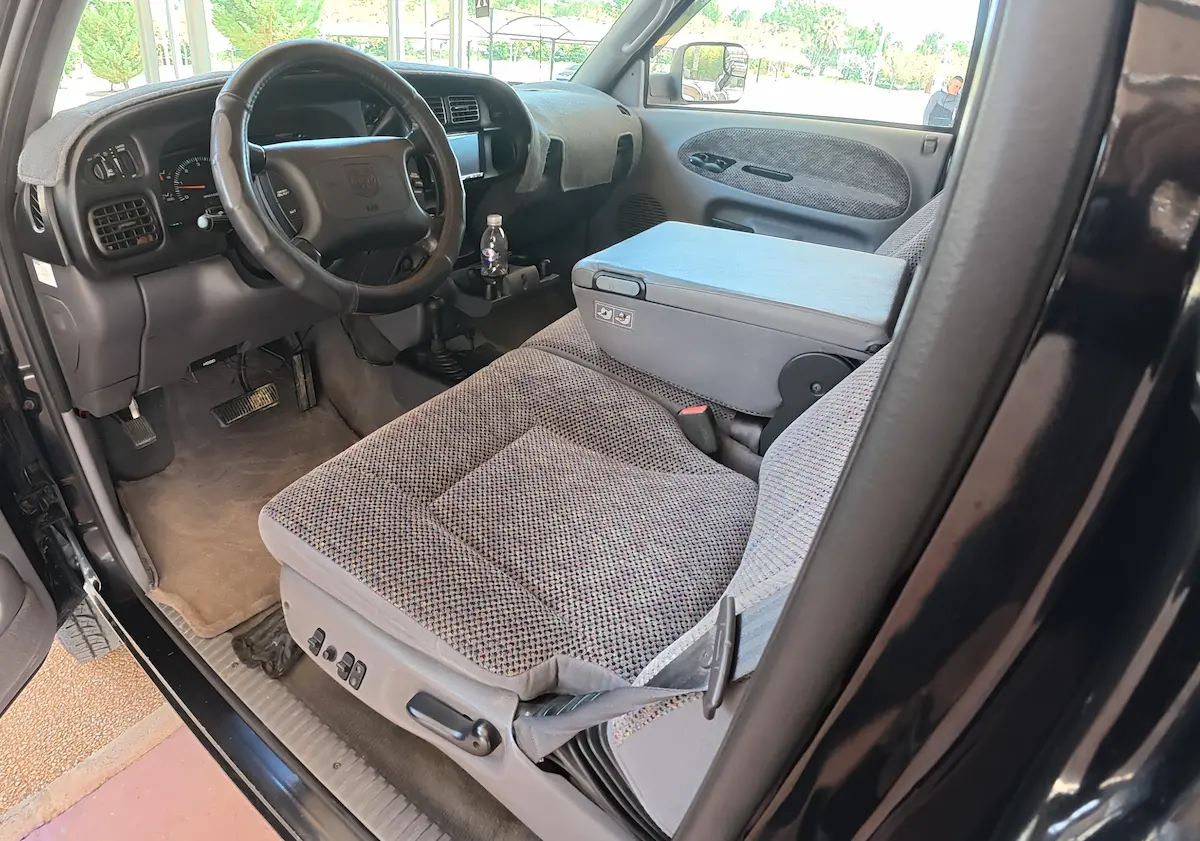 8.0 V10 Dodge Ram 3500 kabin içi ön konsol