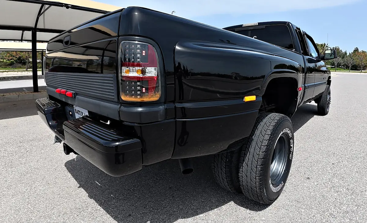 8.0 V10 Dodge Ram 3500 arkadan görünüm