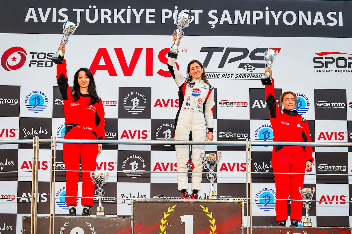 İstanbul Park Türkiye Pist şampiyonası kupa töreni
