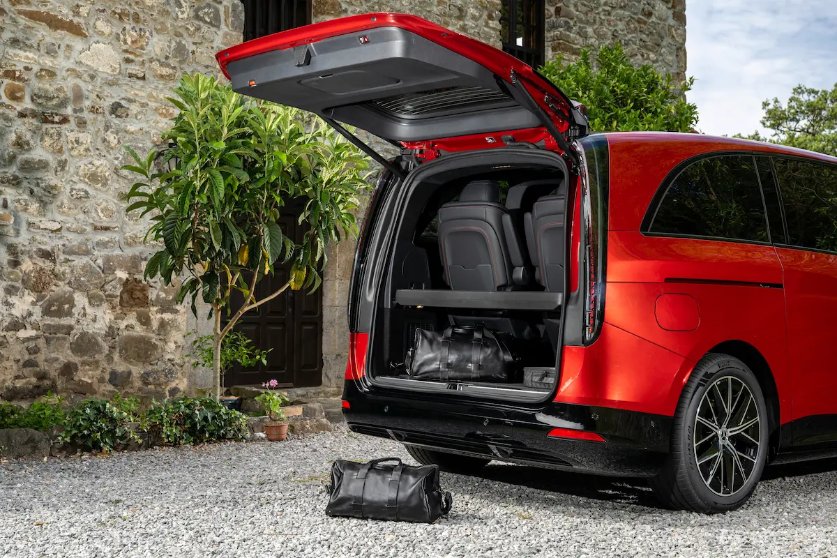 Elektrikli Mercedes VLE Yükleme Alanı