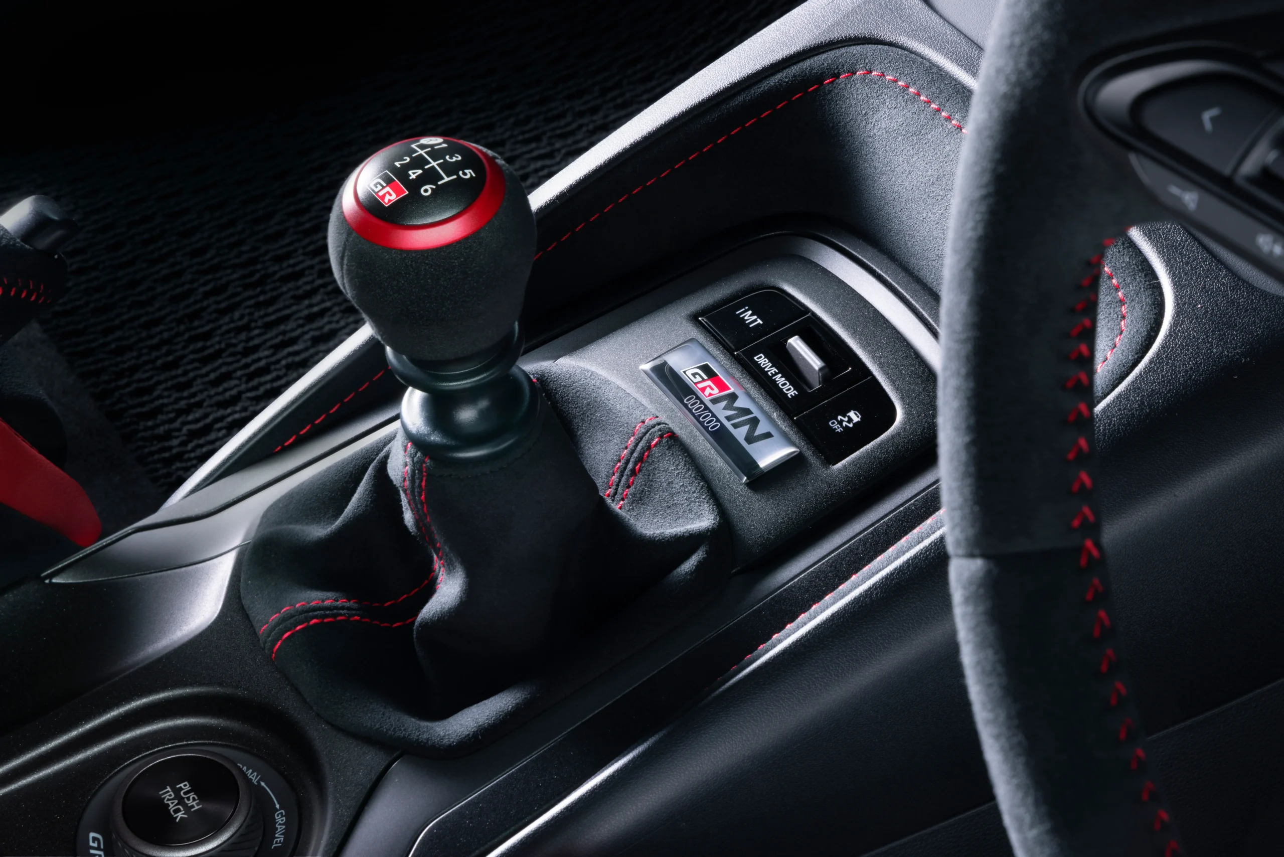 Toyota GRMN Corolla yarış odaklı iç mekânı