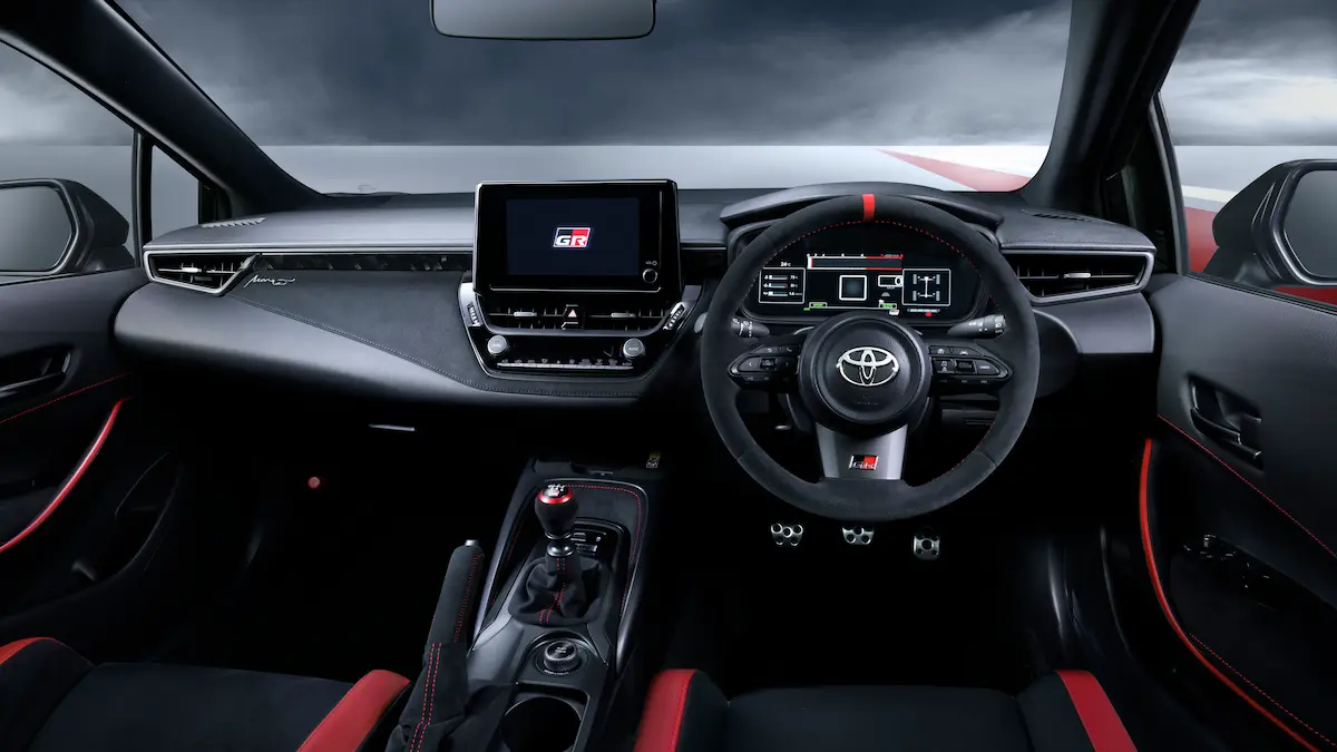 Toyota GRMN Corolla yarış odaklı iç mekânı