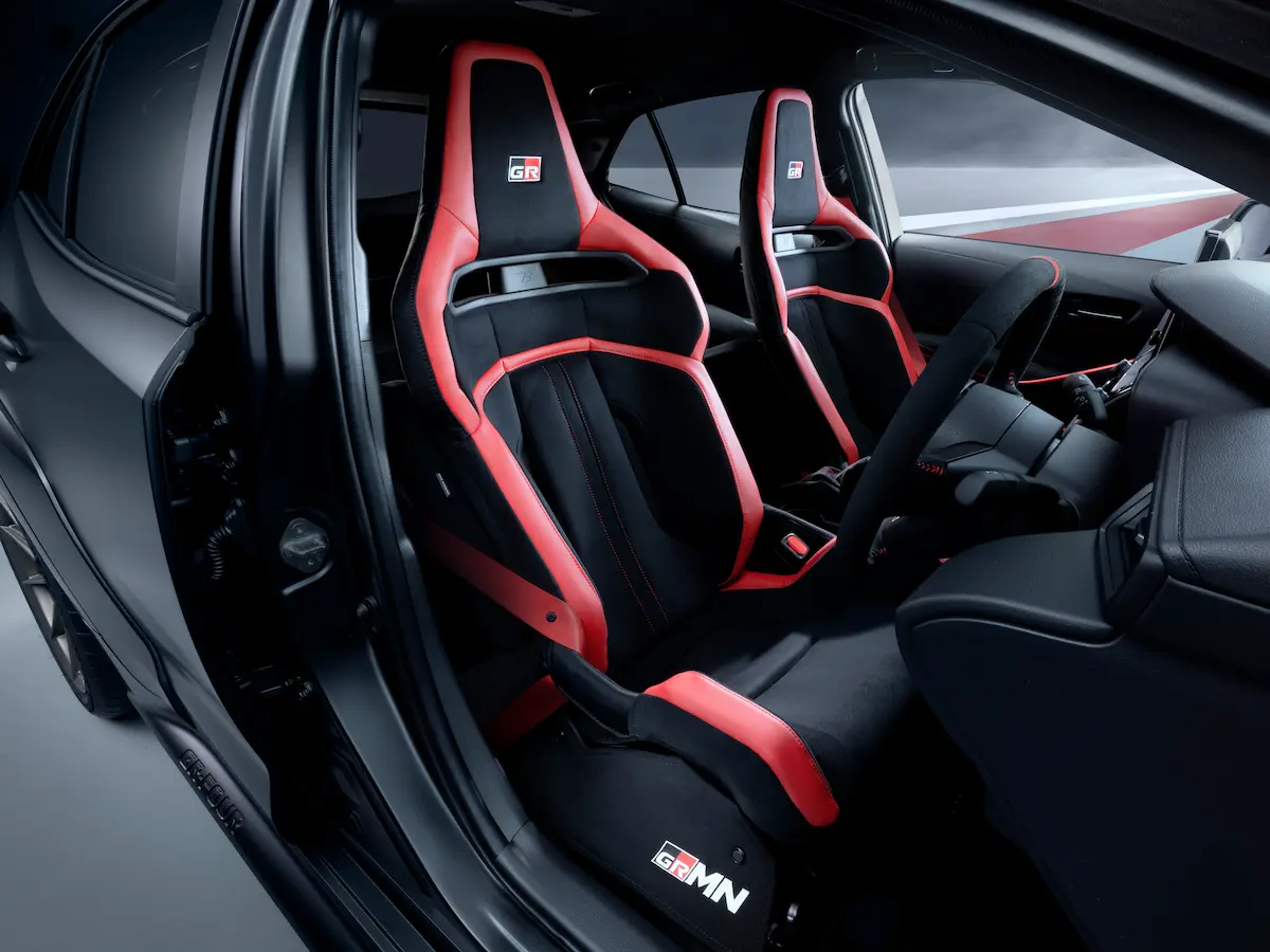 Toyota GRMN Corolla yarış odaklı iç mekânı